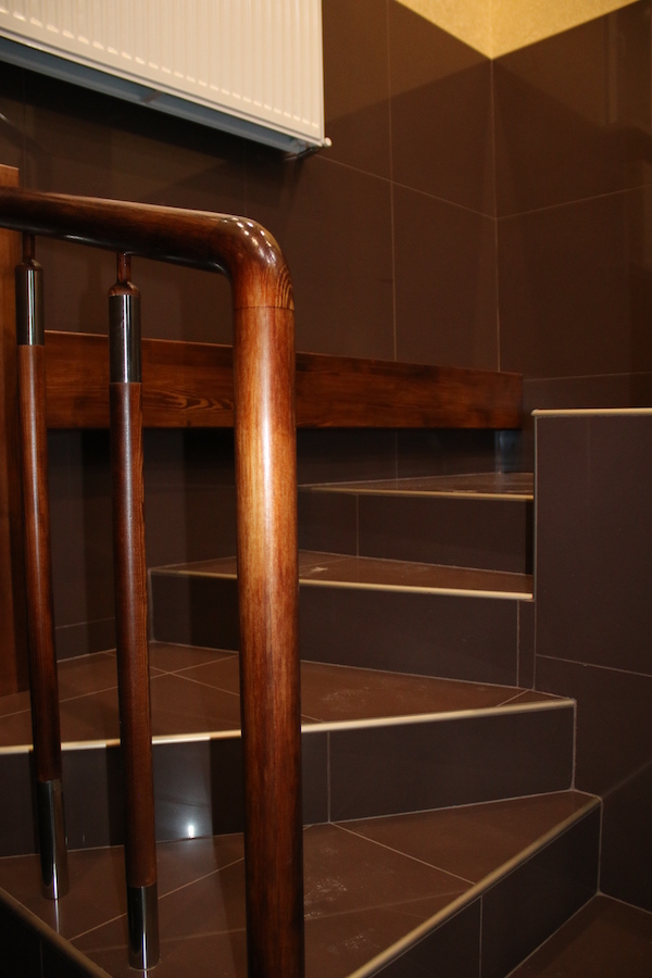 сложная укладка плитки лестница на второй этаж частного дома фото