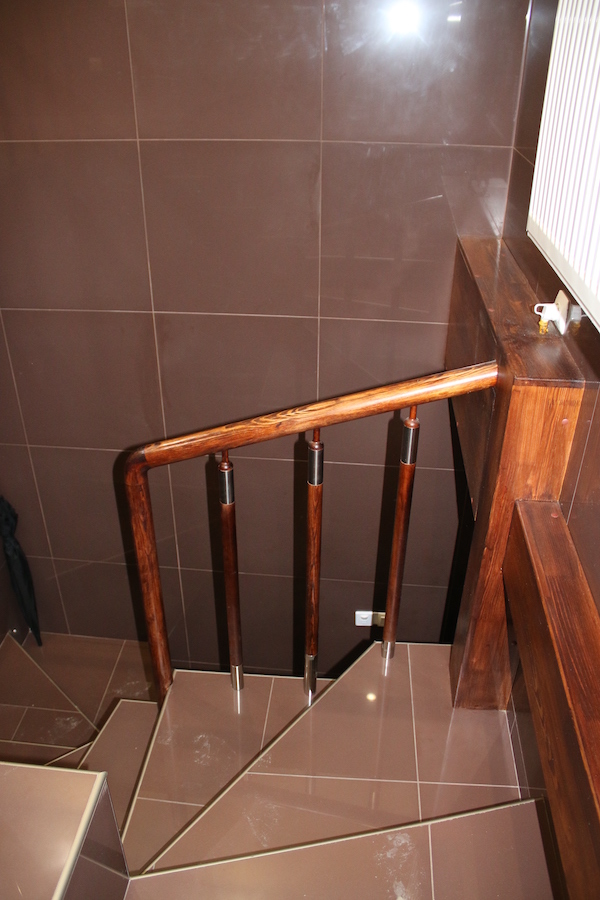 облицовка плиткой ступеней лестницы в ограниченном пространстве