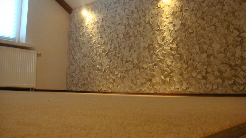 укладка коврового покрытия в гостиной фото